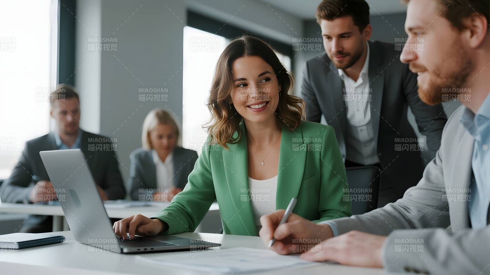 职场会议中的微笑女性图片