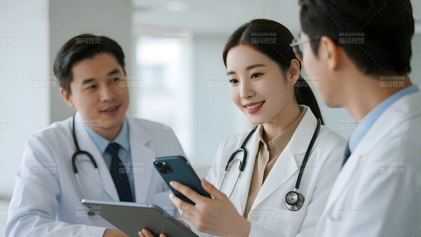 医生团队讨论病例图片