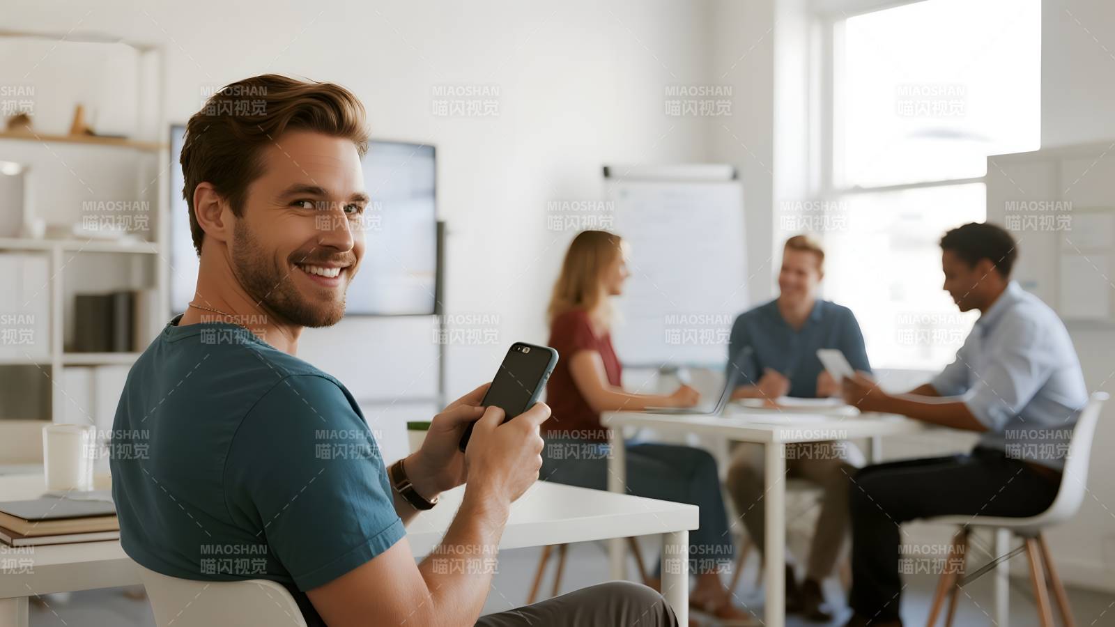 办公室里的微笑瞬间图片