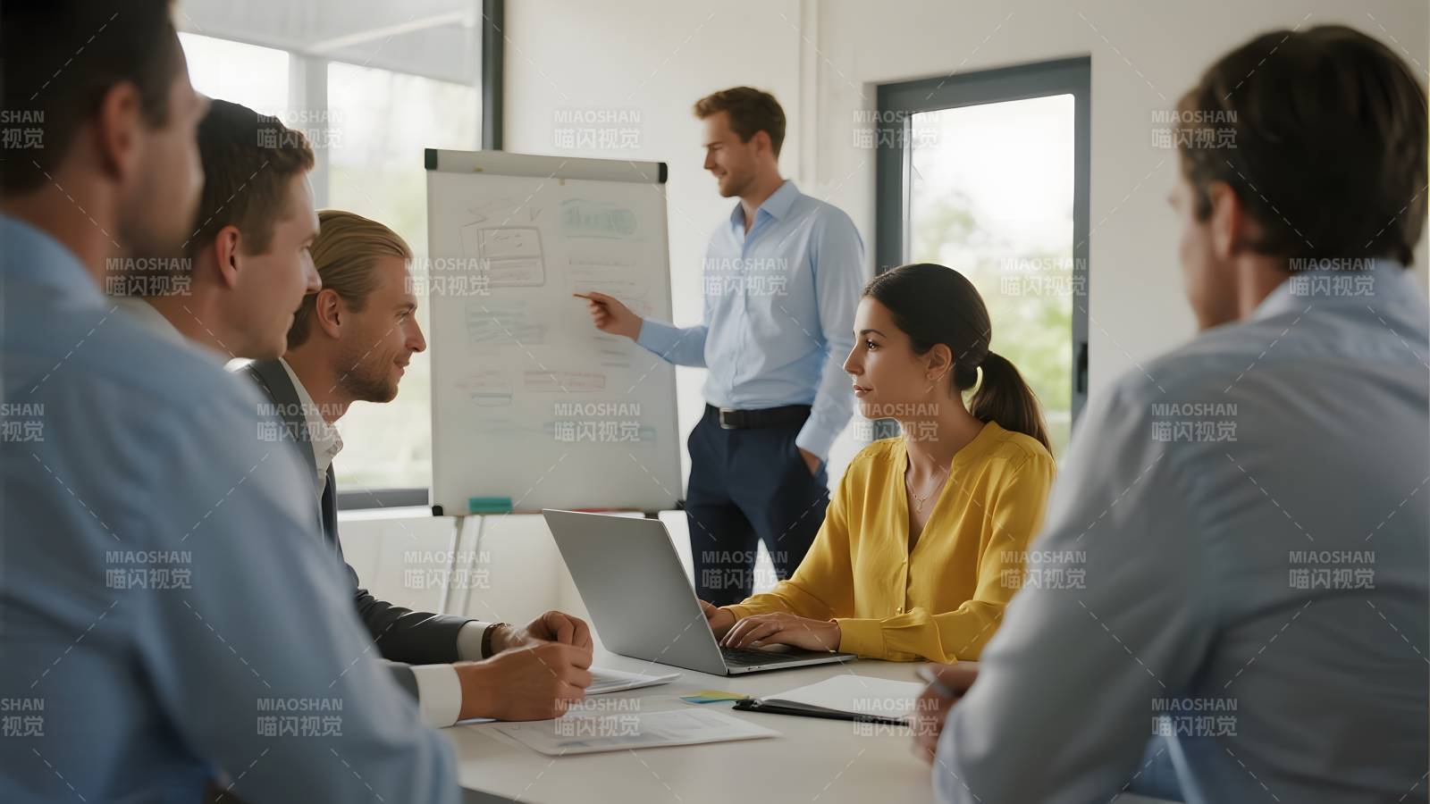 团队会议讨论中图片