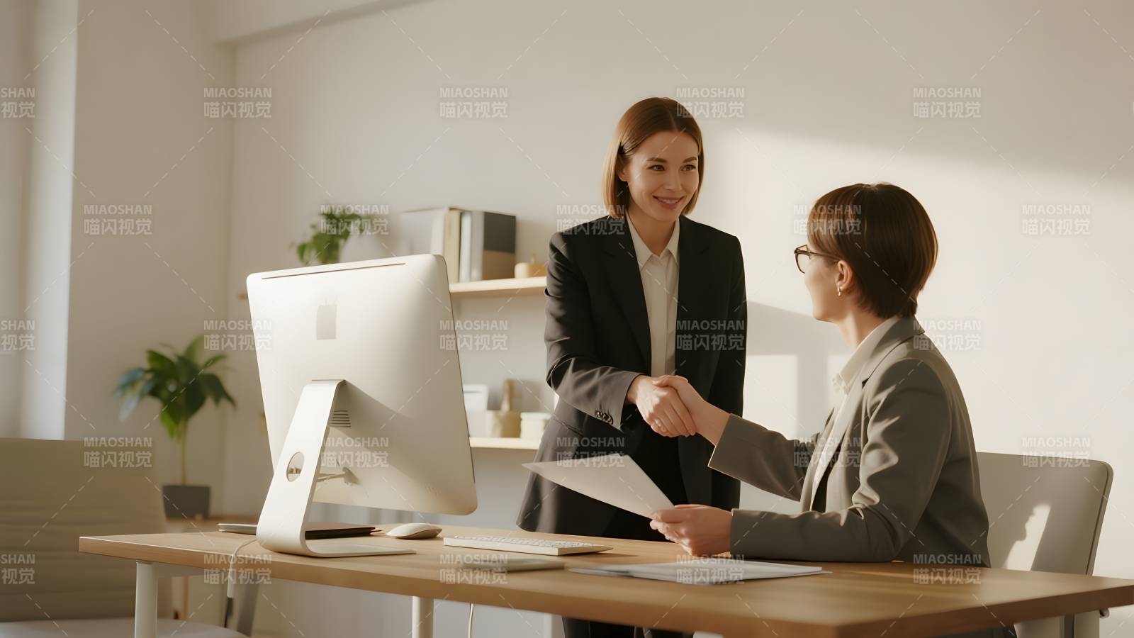 职场握手合作瞬间图片