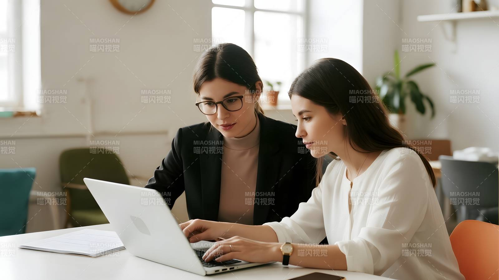 双人协作办公图片