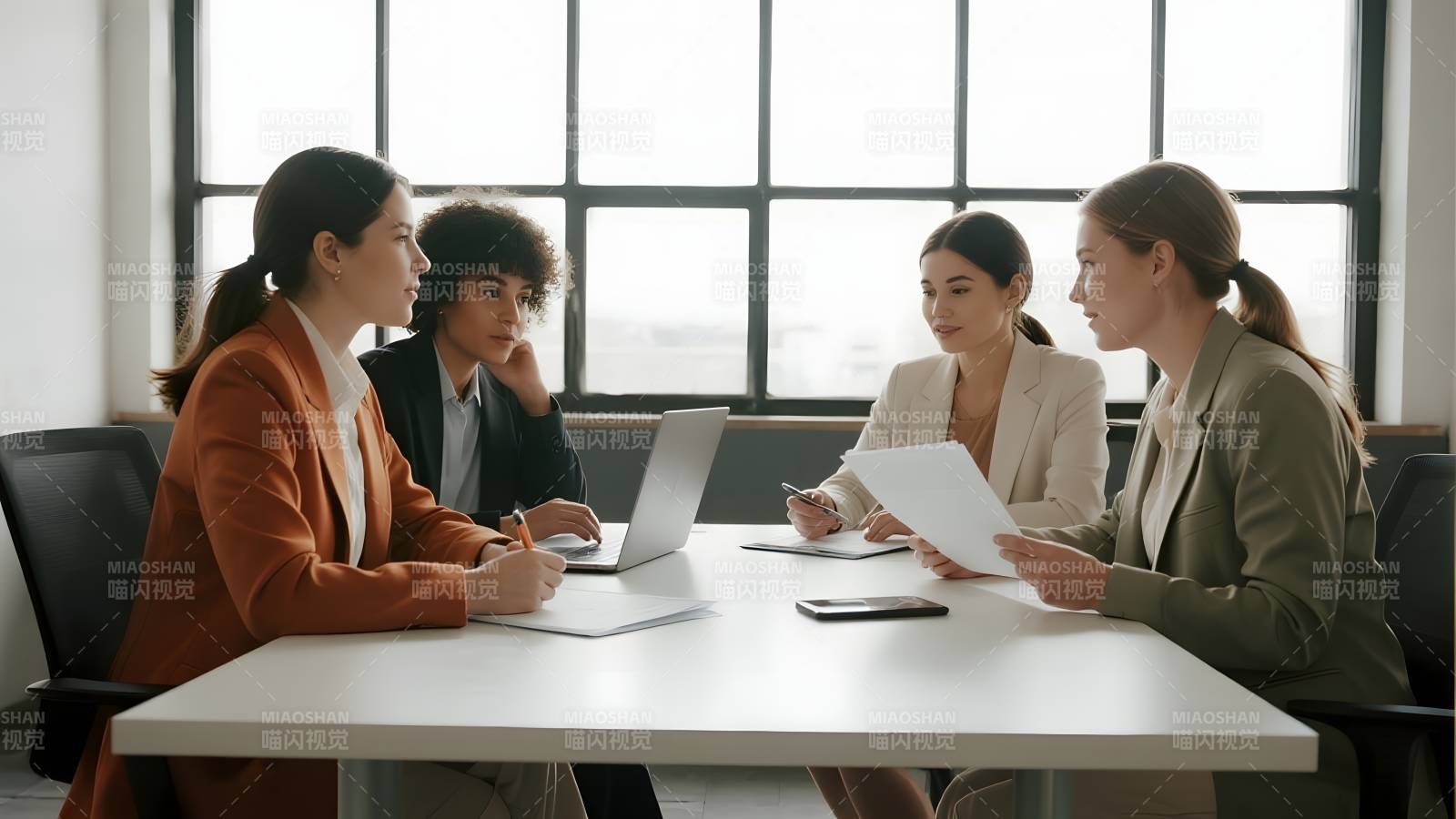 商务会议讨论中图片