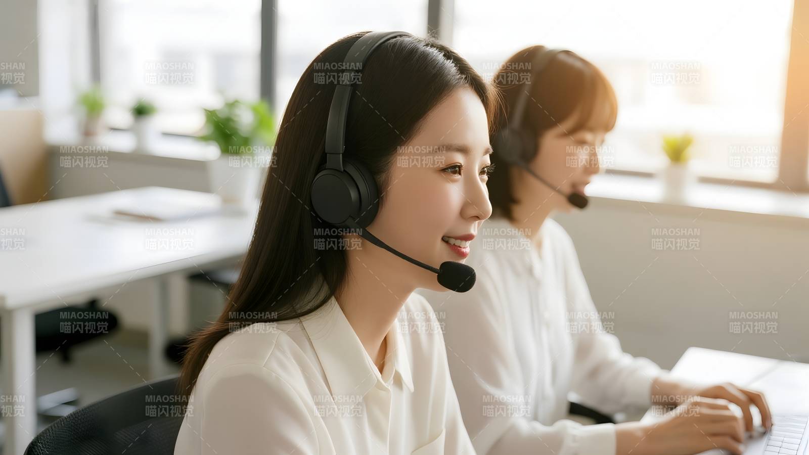 客服人员微笑工作图片