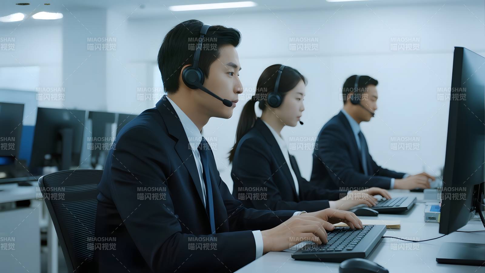 客服人员工作场景图片