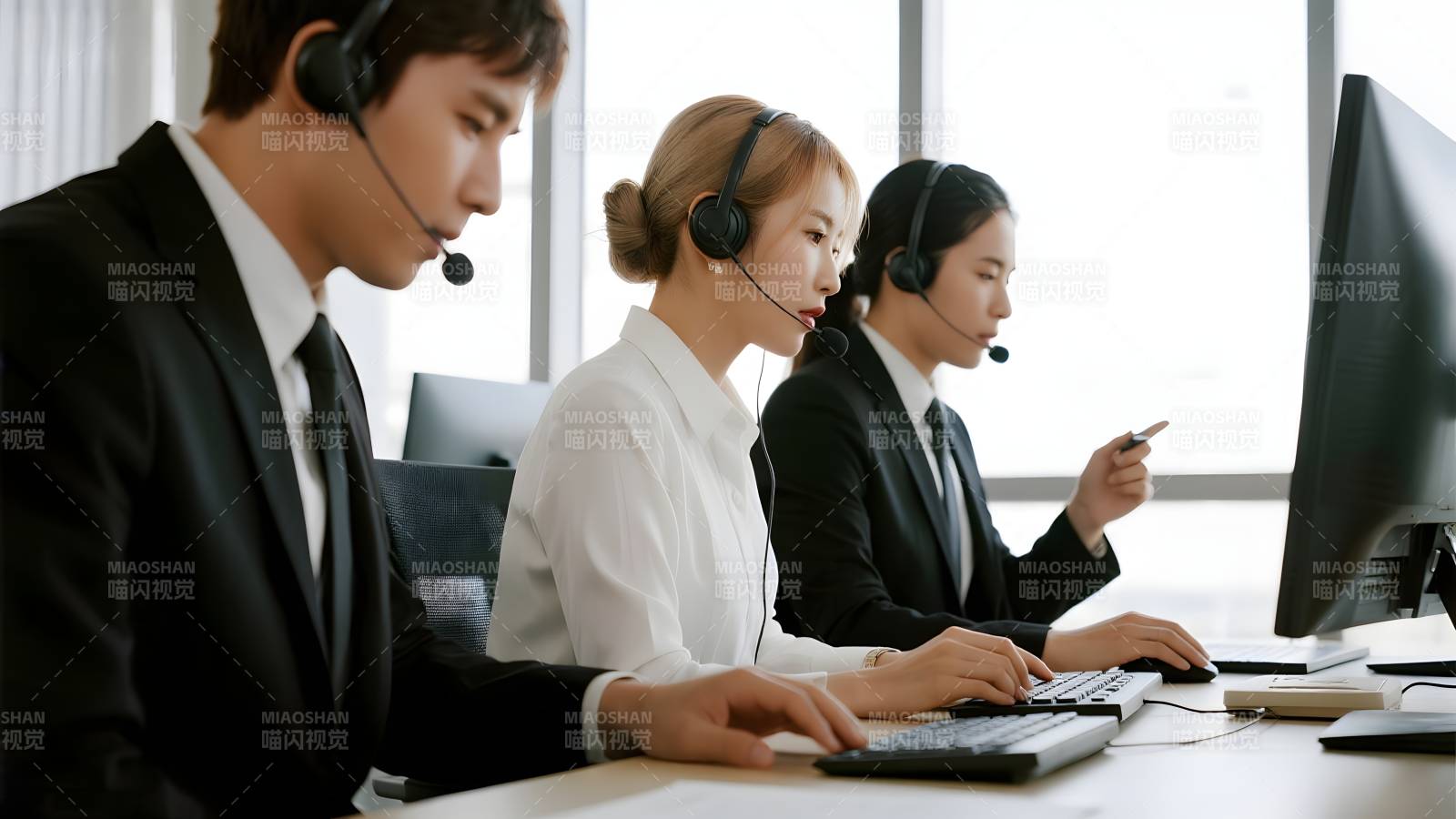 客服团队专注工作图片