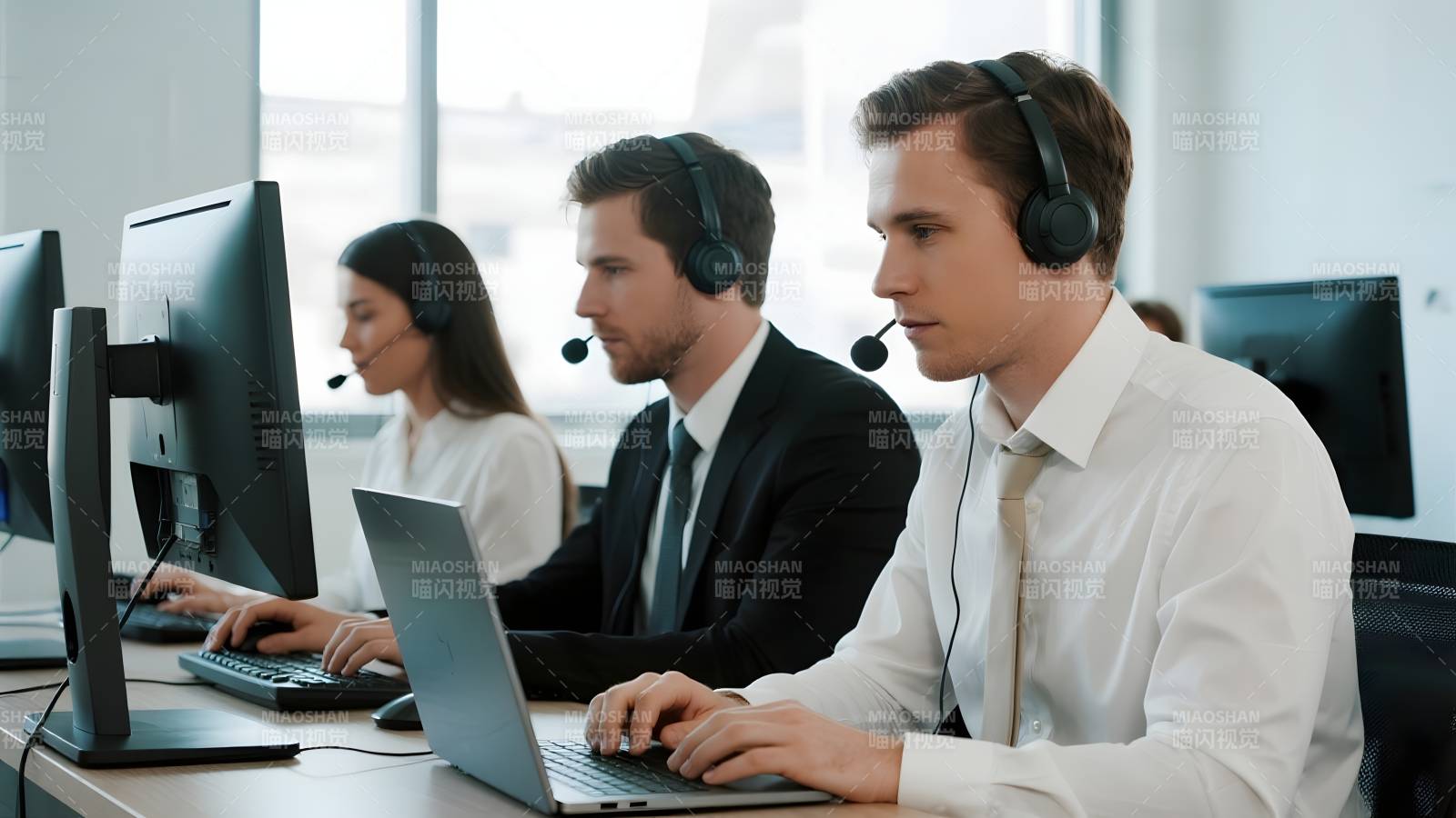 客服团队专注工作图片