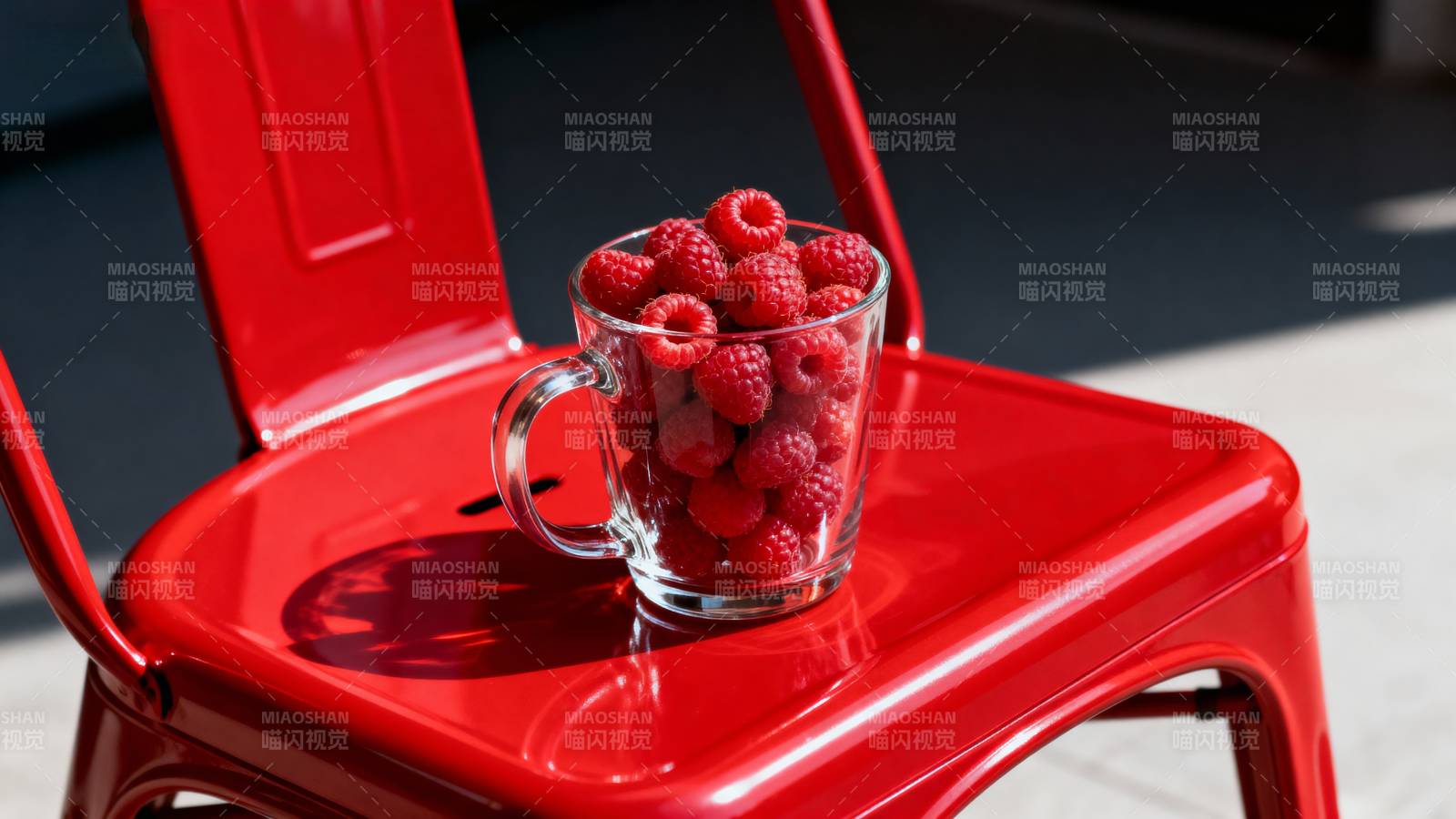 红椅上的覆盆子图片