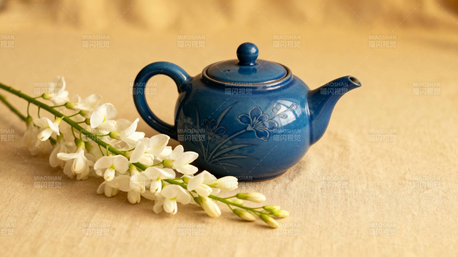 蓝壶白花静谧时光图片