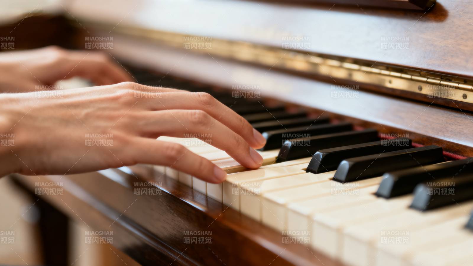 指尖轻触琴键图片
