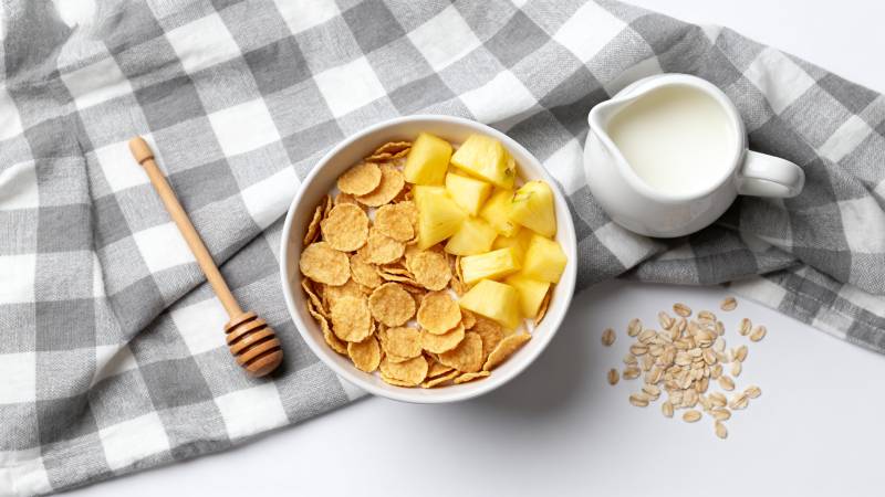早餐麦片配水果图片