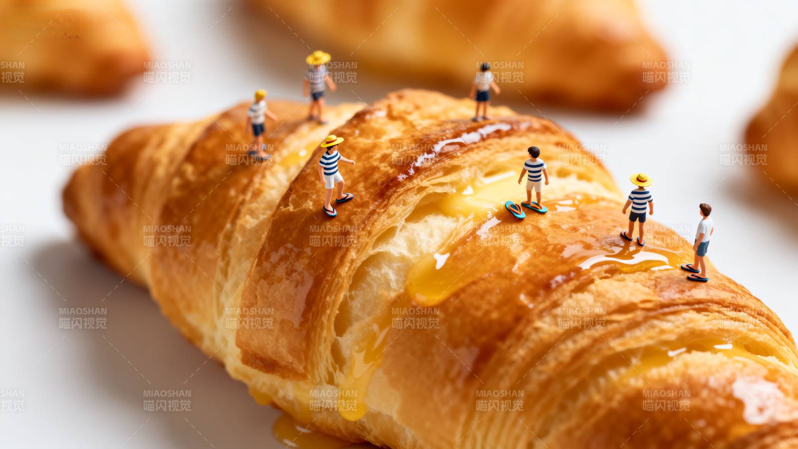 迷你人偶在牛角包上图片