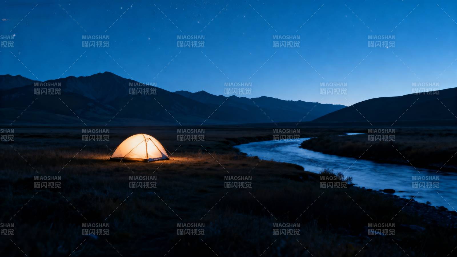 夜幕下的帐篷与河流图片
