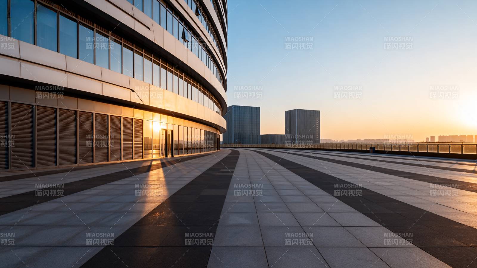 现代建筑晨曦光影图片