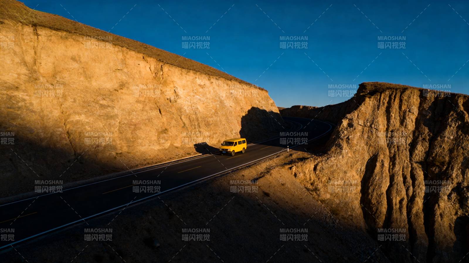 黄车穿行峡谷间图片