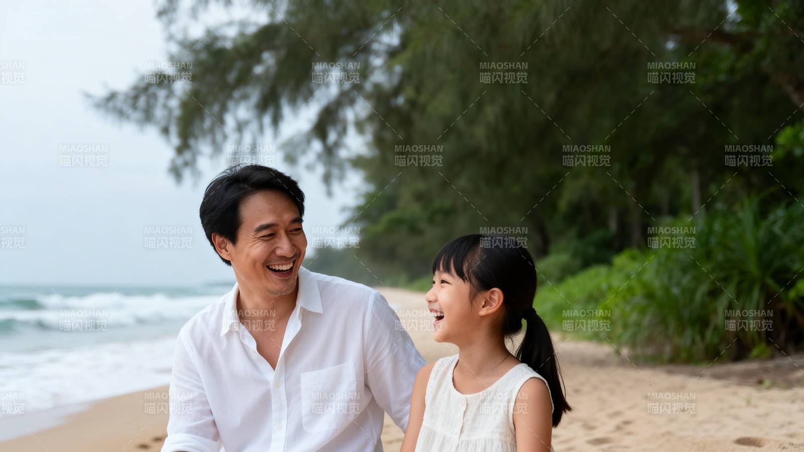 父女海滩欢笑图片