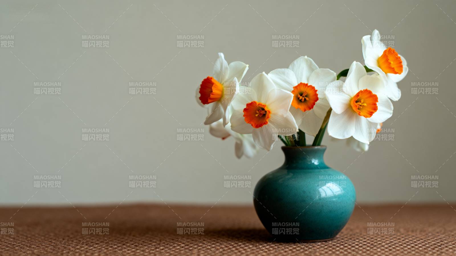 水仙花瓶静物图片