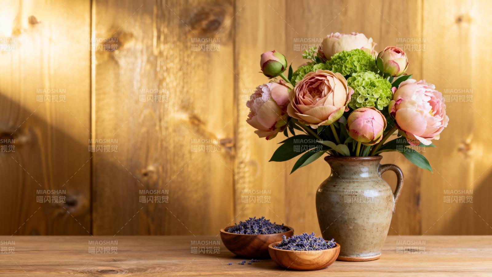 花瓶中的玫瑰与薰衣草图片