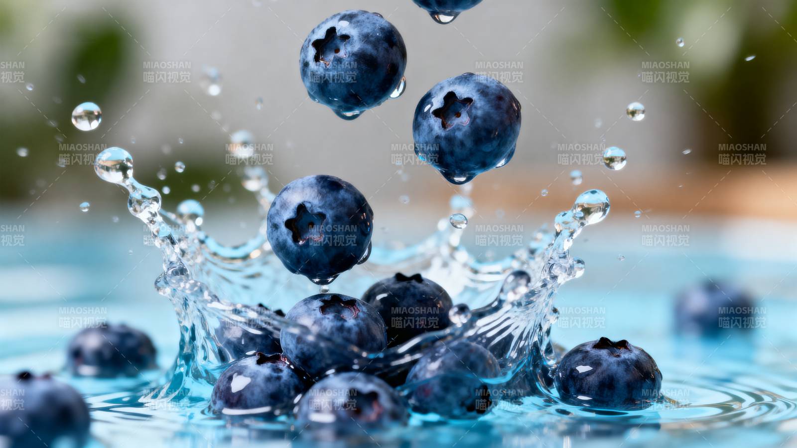 蓝莓入水溅起水花图片