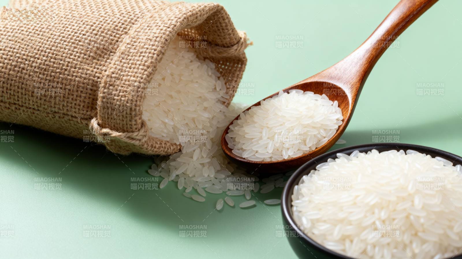 白米溢出布袋图片