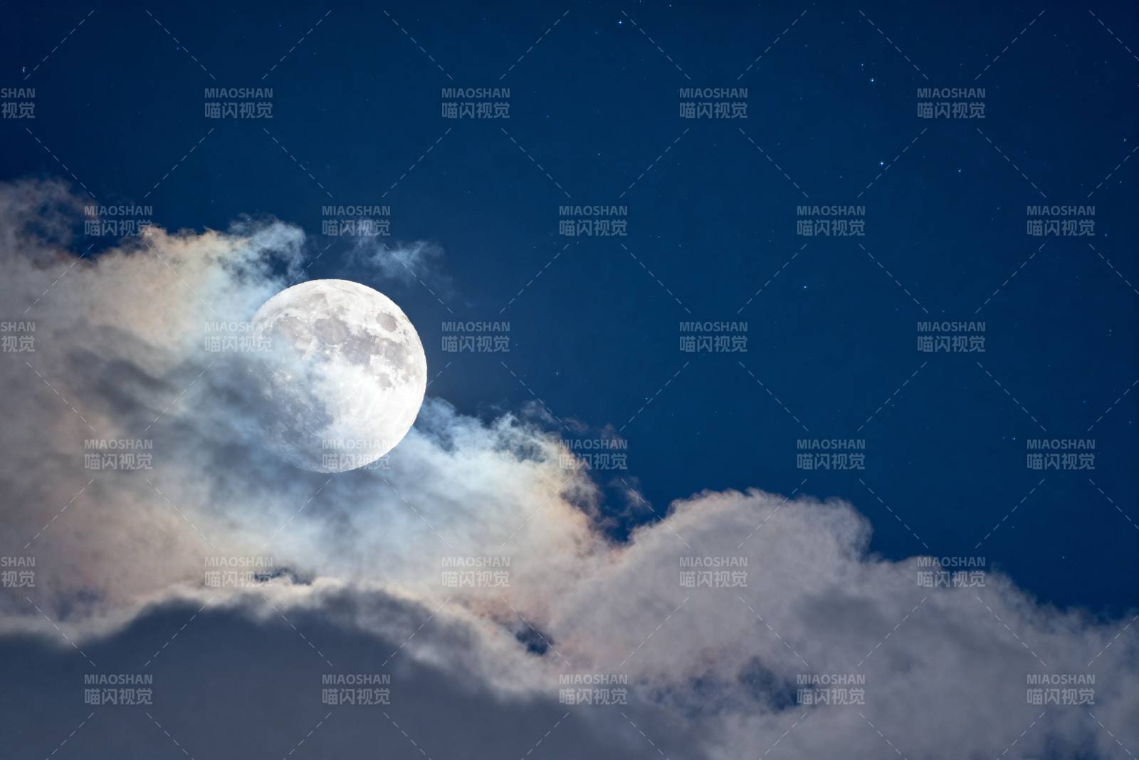 月出云海夜图片