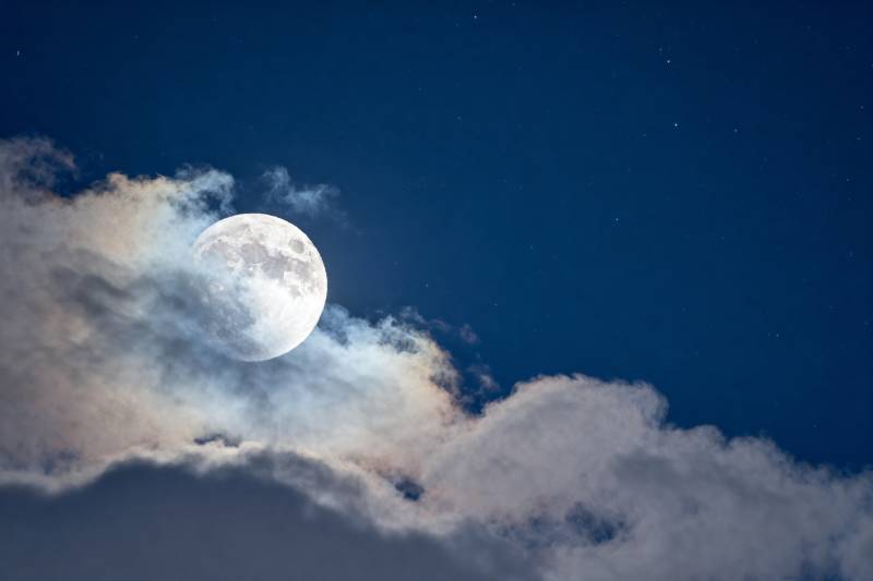 月出云海夜图片