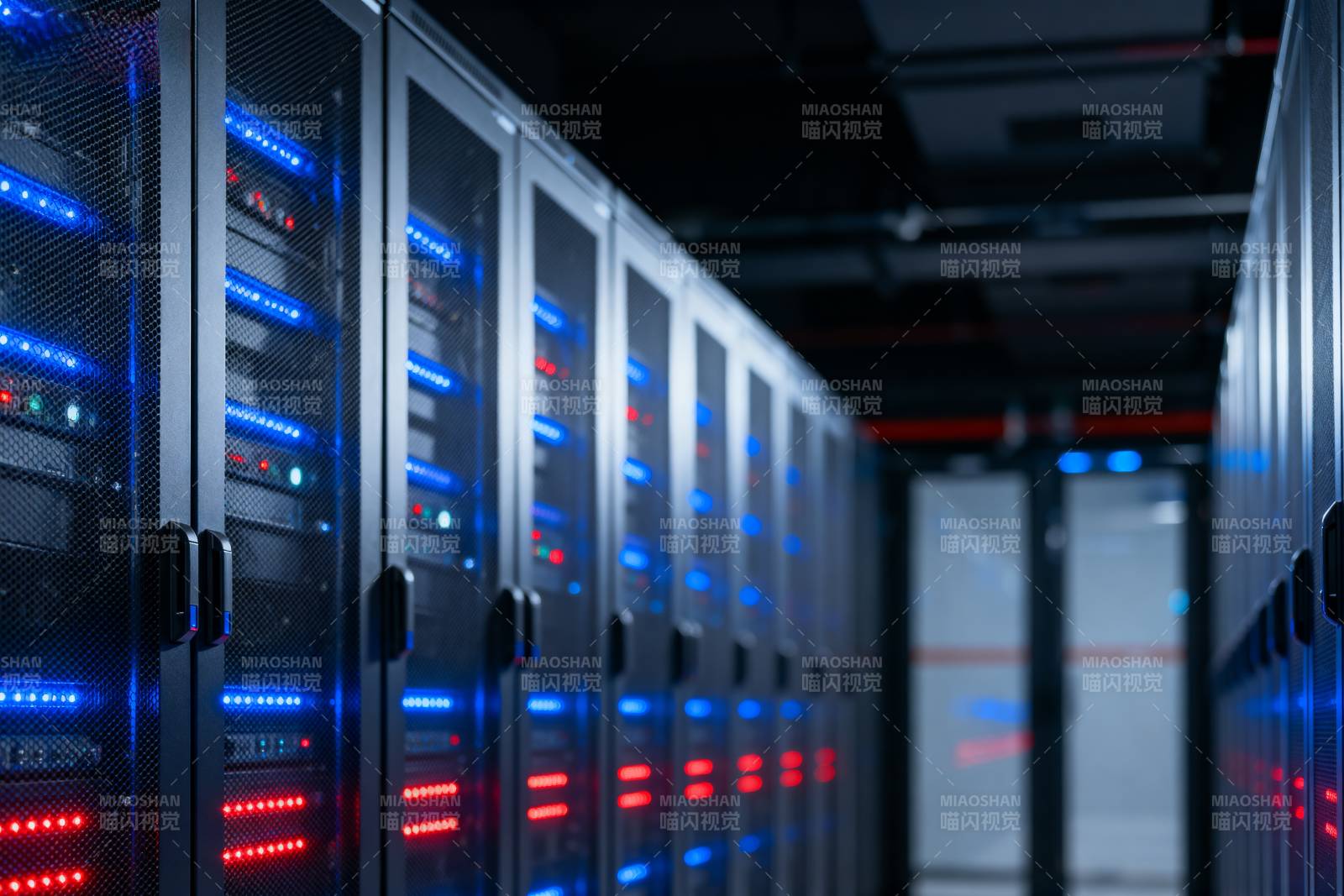 数据中心服务器阵列图片