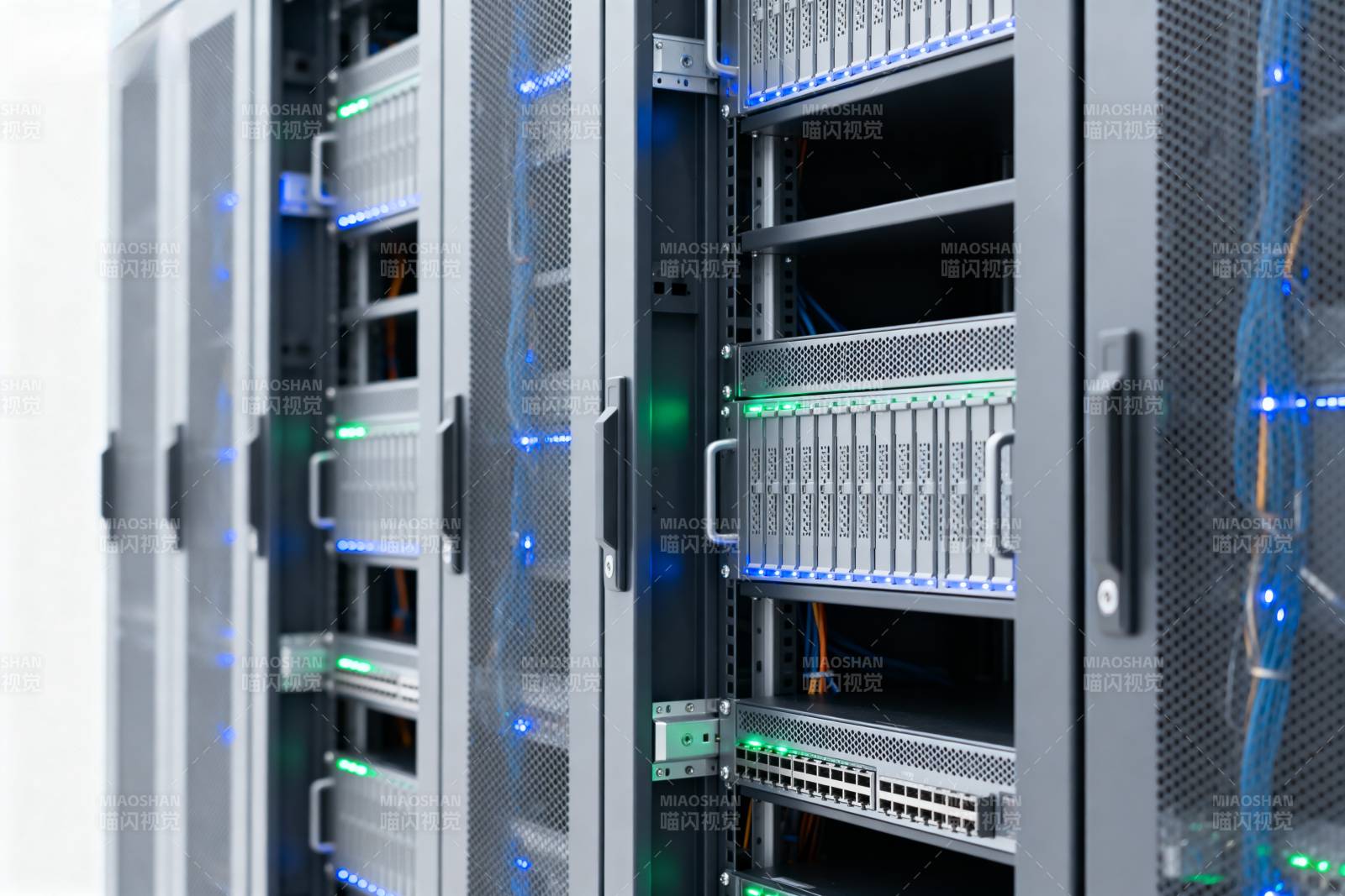 数据中心服务器机柜图片