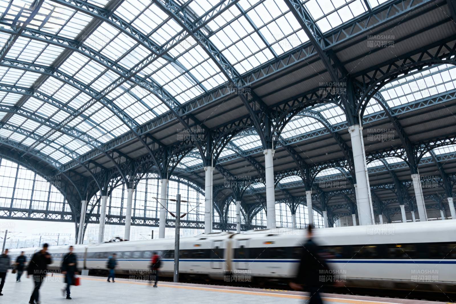 车站列车疾驰而过图片