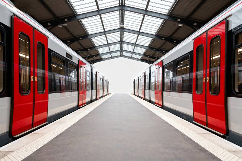 地铁站台静谧对称图片