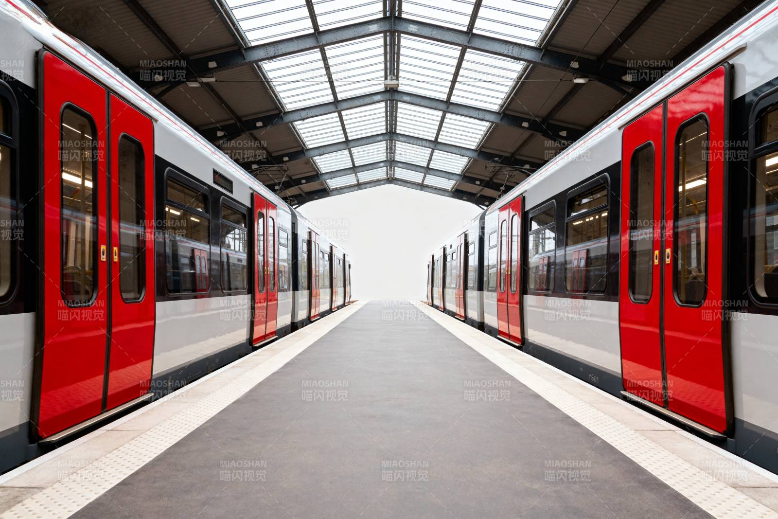 地铁站台静谧对称图片