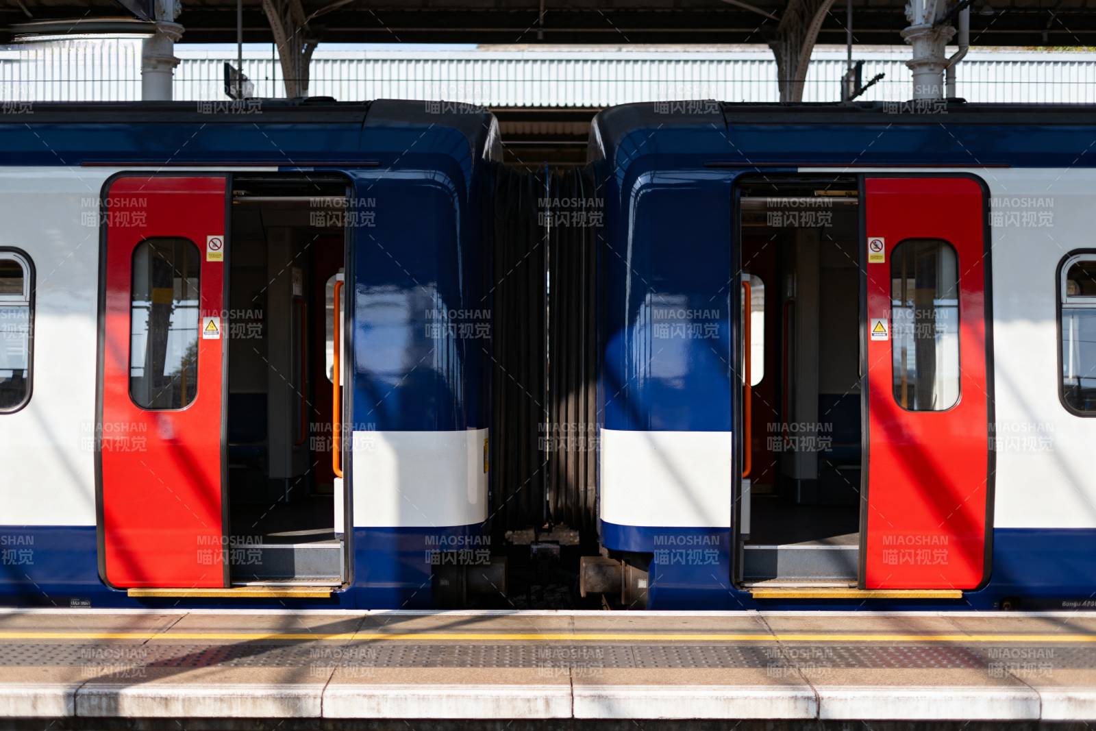 地铁车厢停靠站台图片