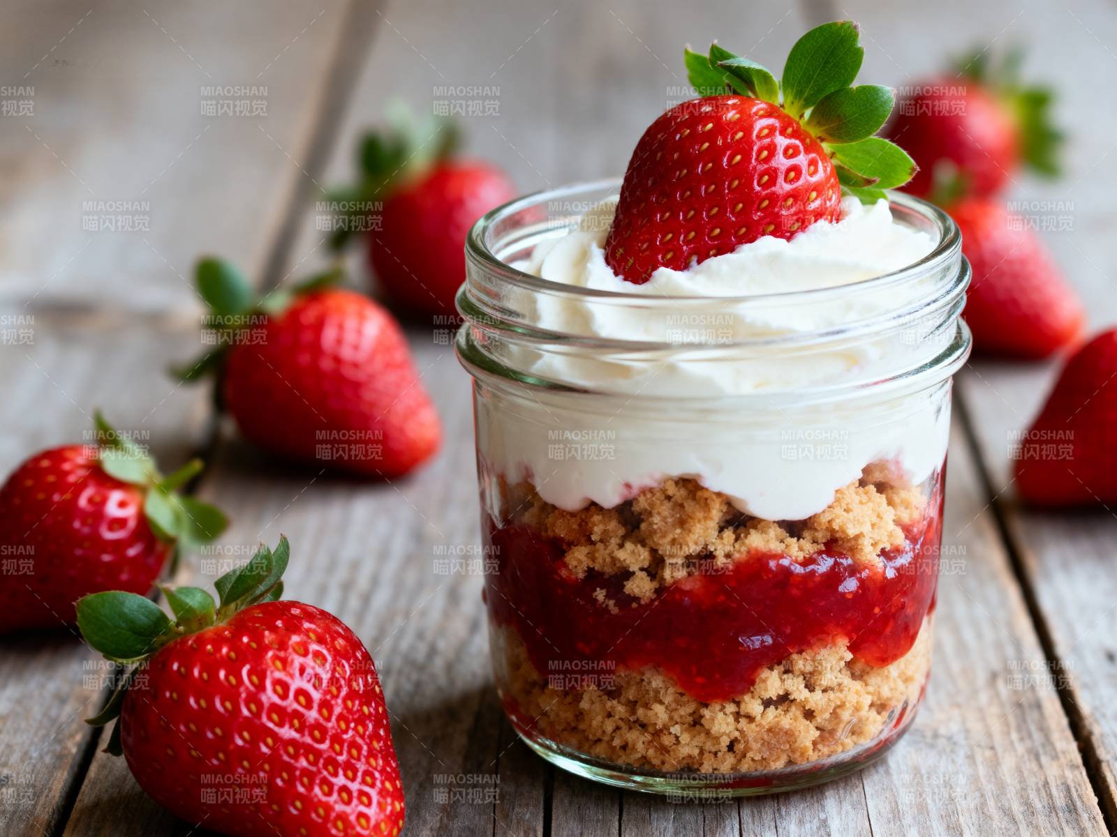 草莓奶油杯图片