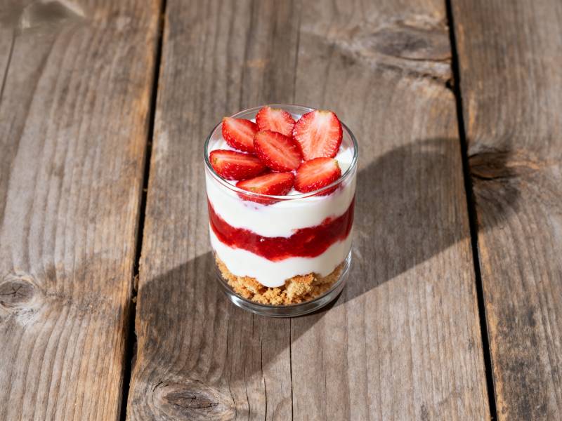 草莓酸奶杯图片