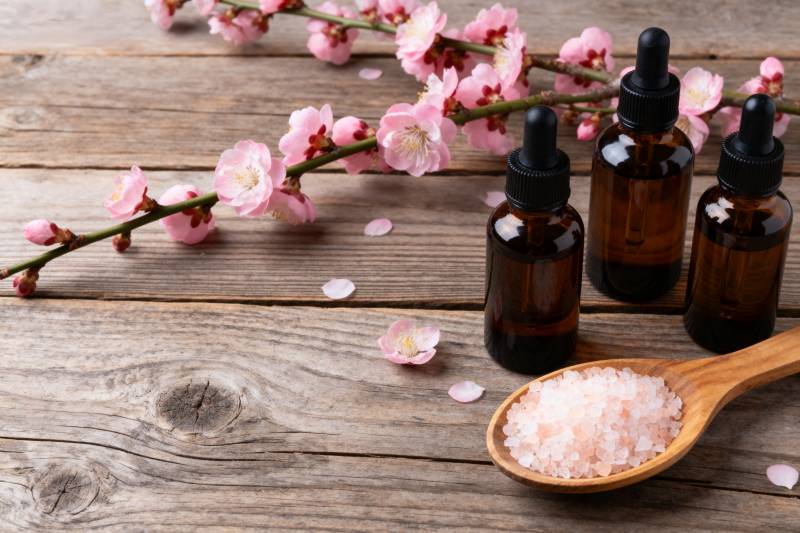 樱花与精油静物图片