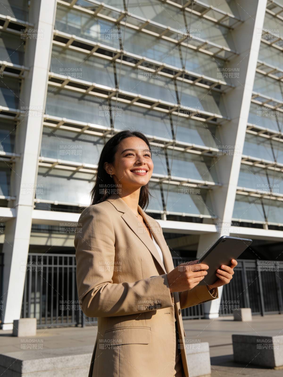 职场女性自信微笑图片