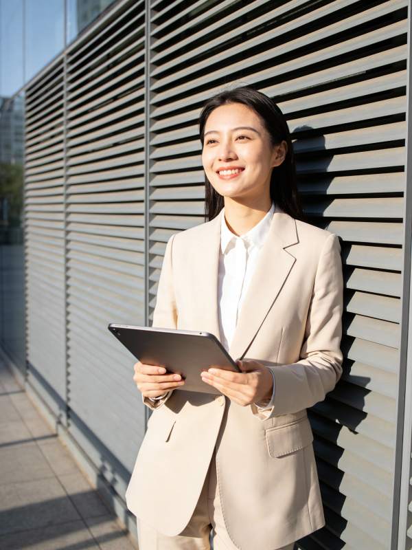 职场女性自信微笑图片