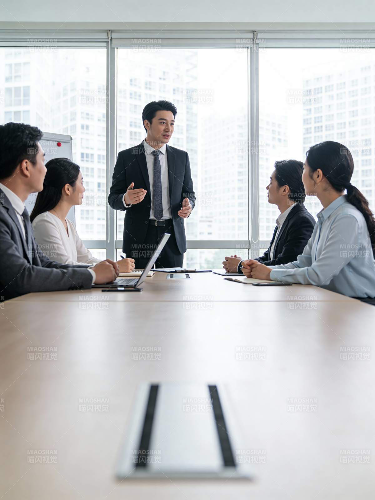商务会议进行中图片