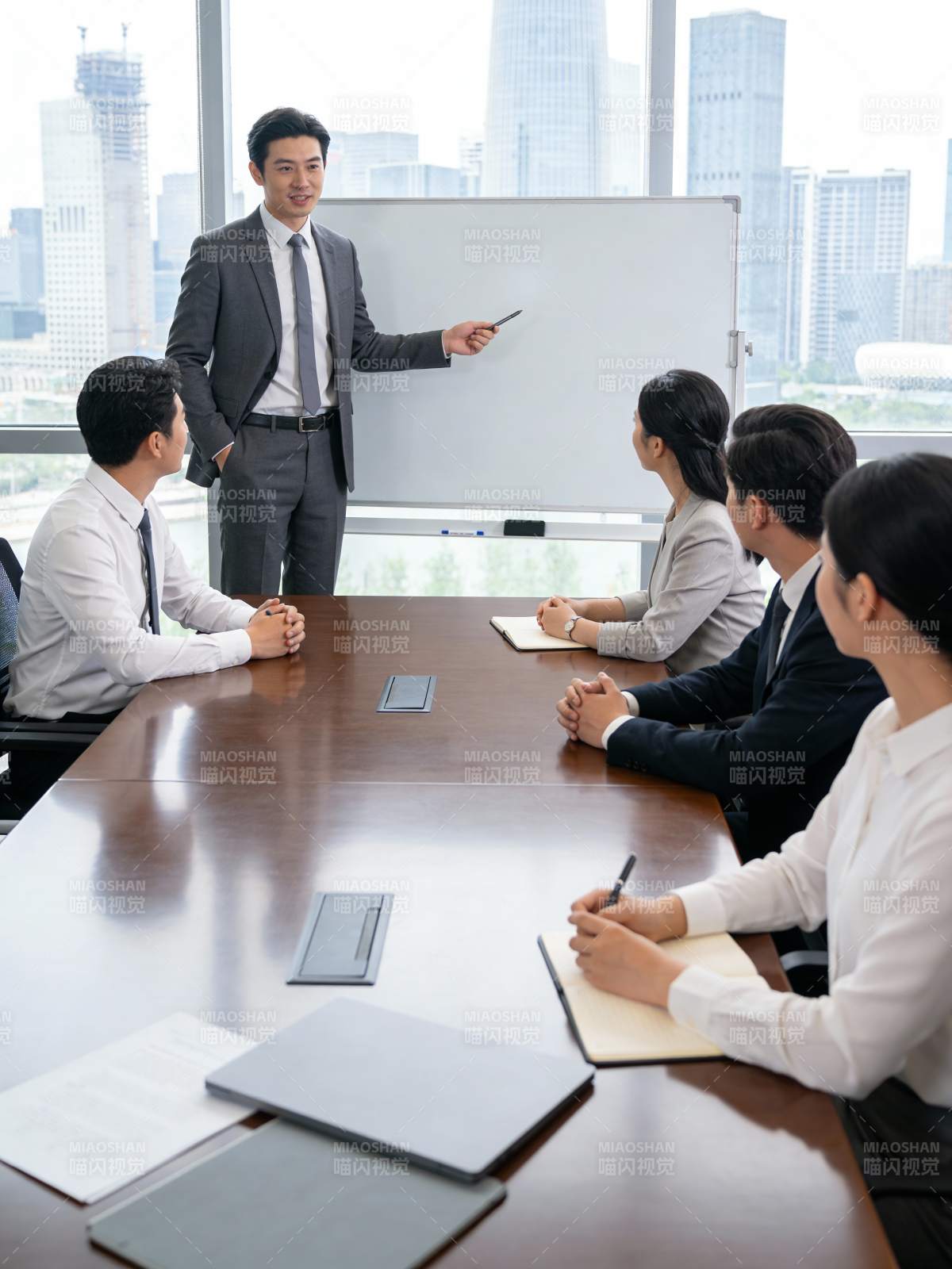 商务会议进行中图片