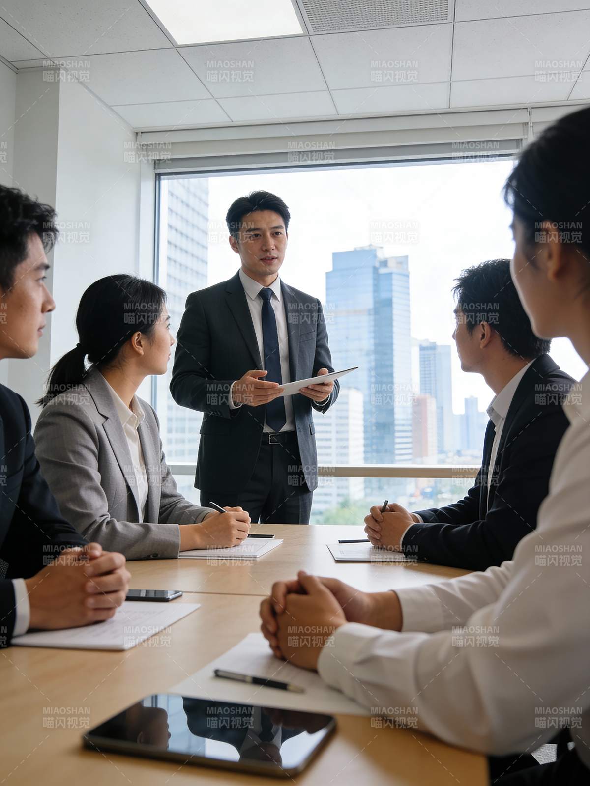 商务会议进行中图片