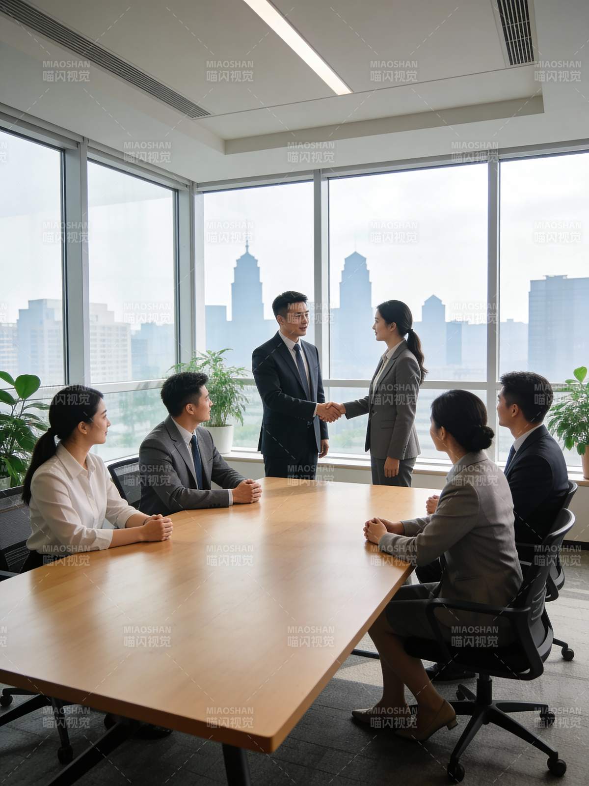 商务会议握手合作图片