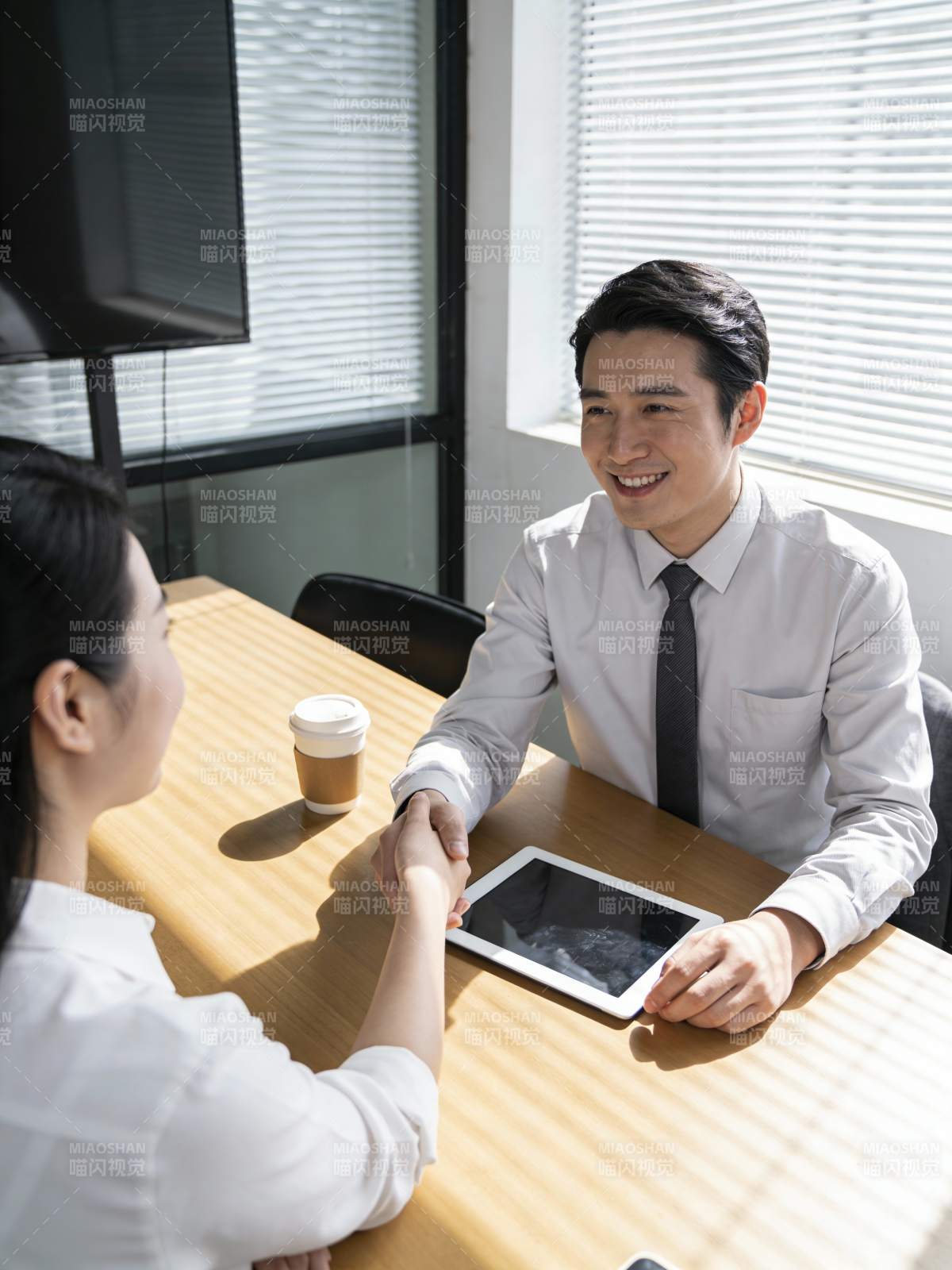 职场握手合作瞬间图片