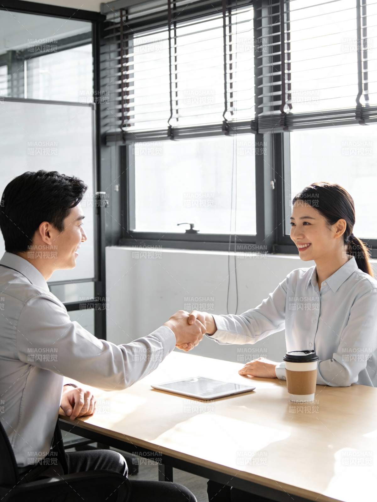职场握手合作瞬间图片