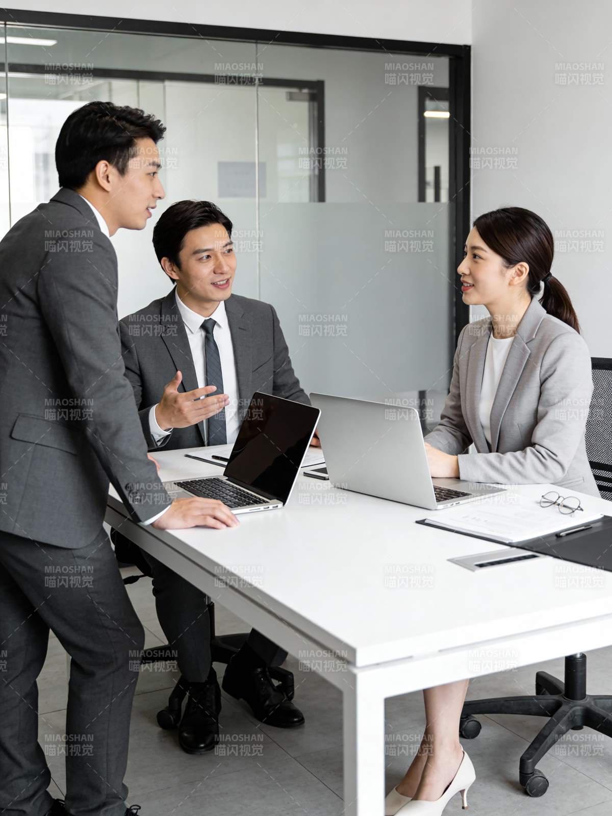 商务会议讨论中图片