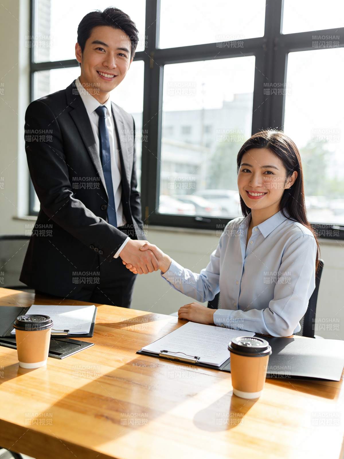 商务握手合作瞬间图片