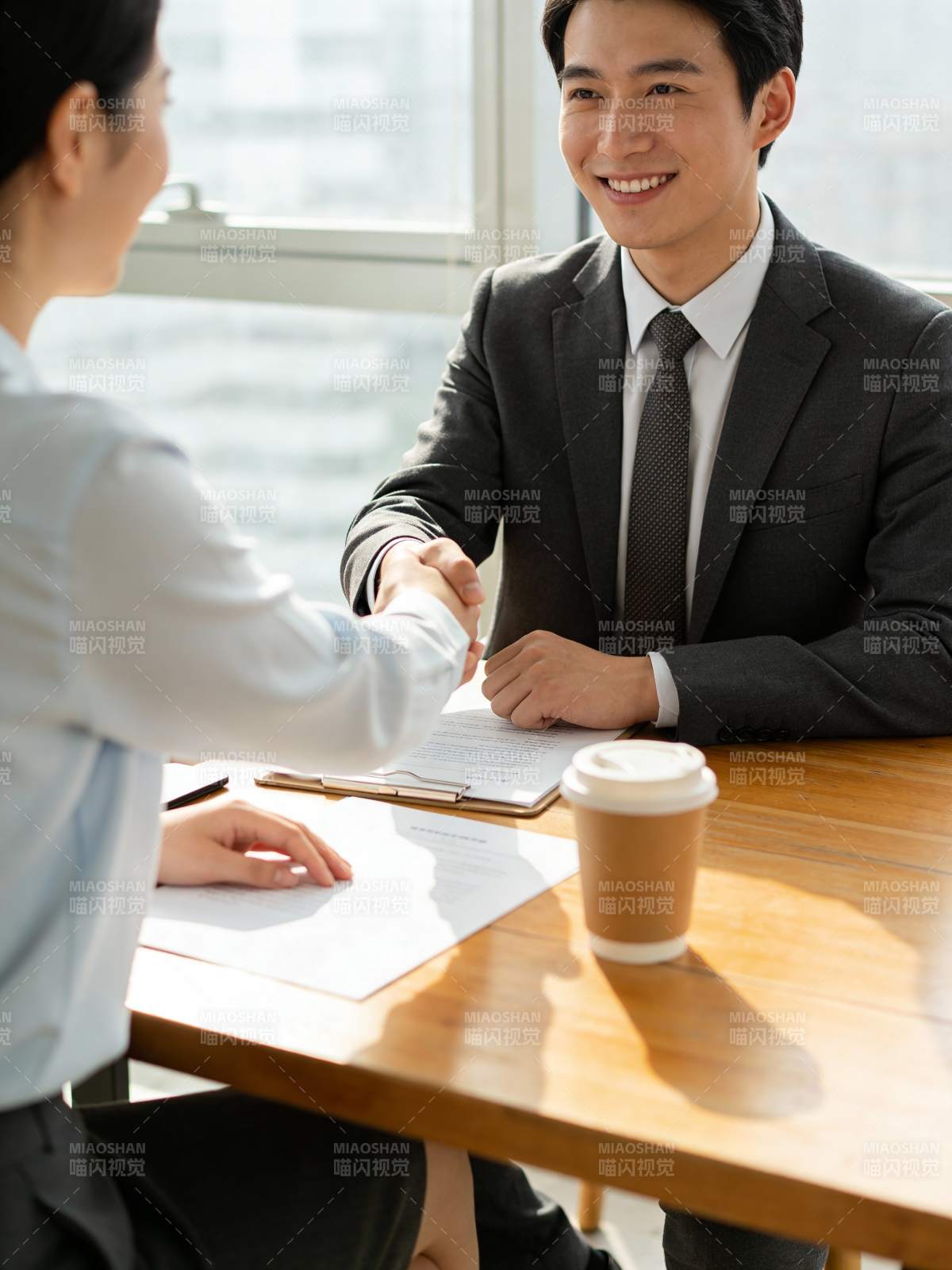 职场握手合作瞬间图片