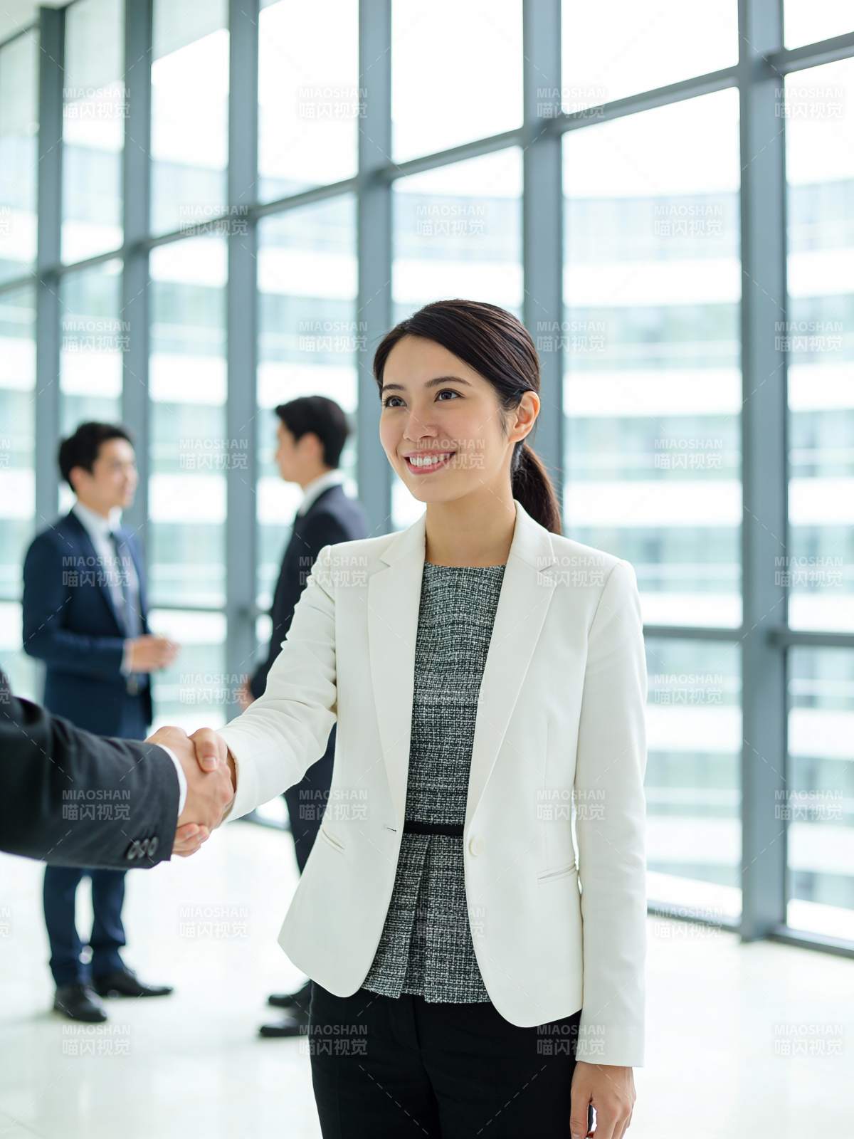 职场握手合作瞬间图片