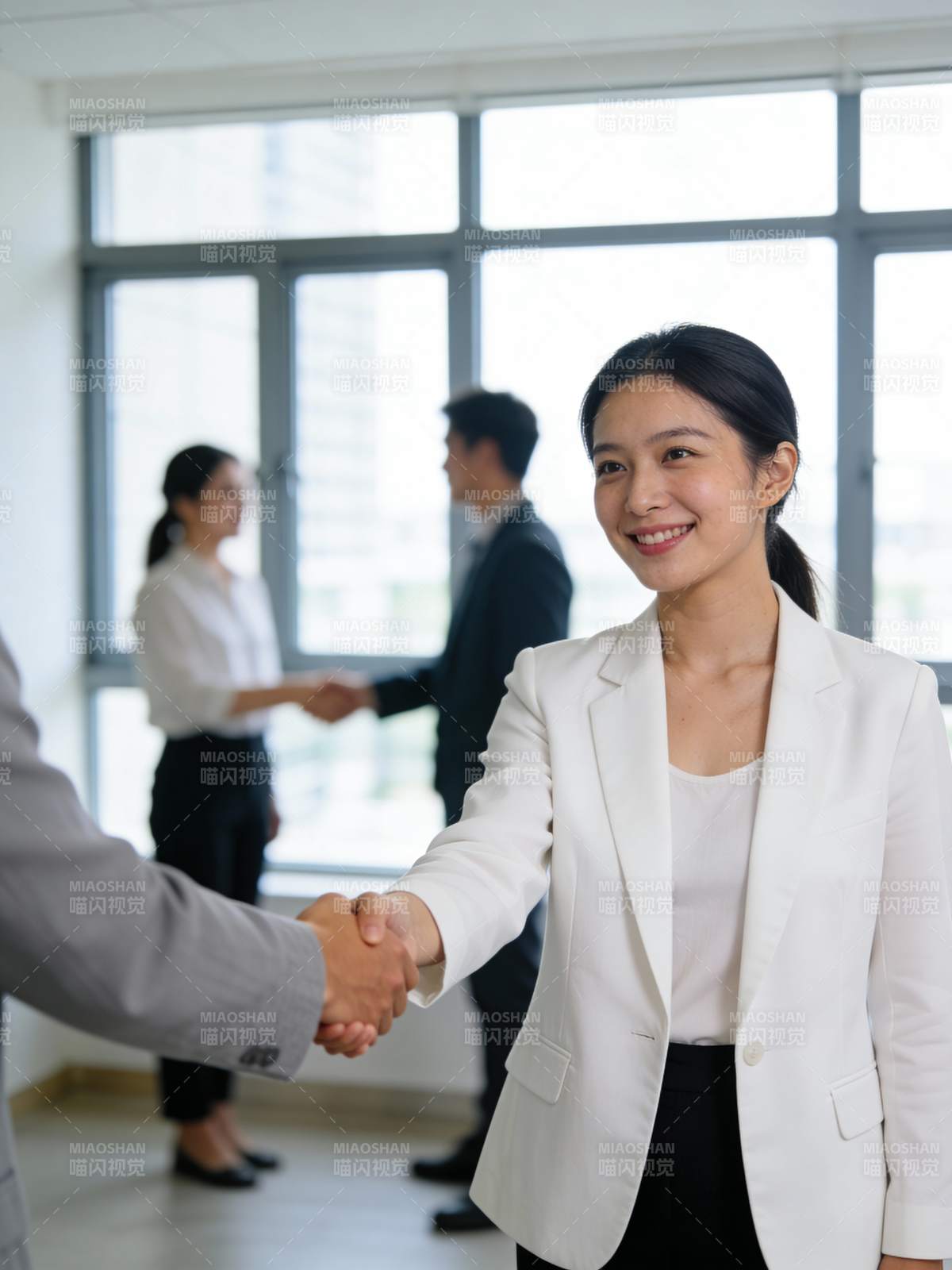 职场握手合作瞬间图片