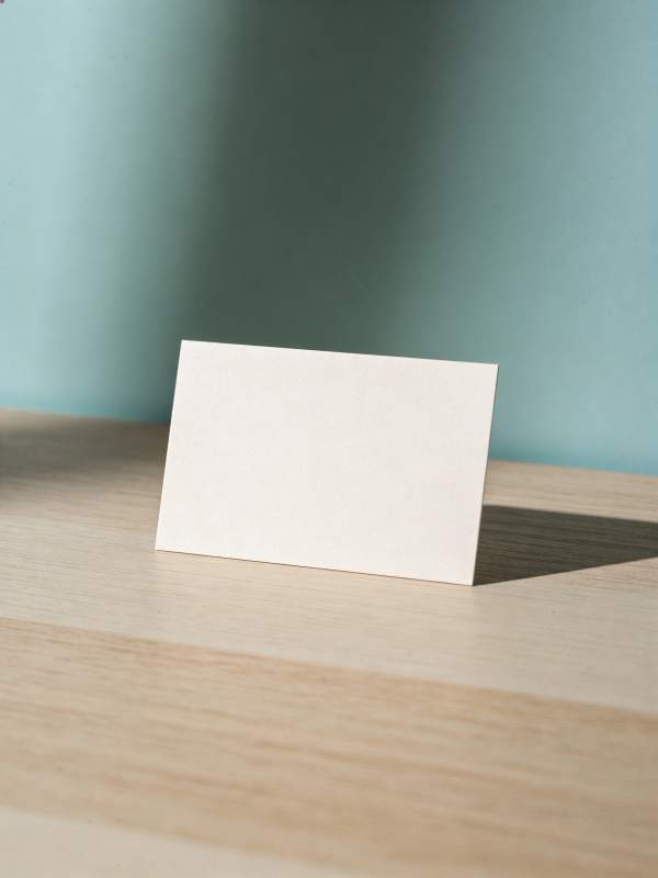 空白卡片静置桌面图片
