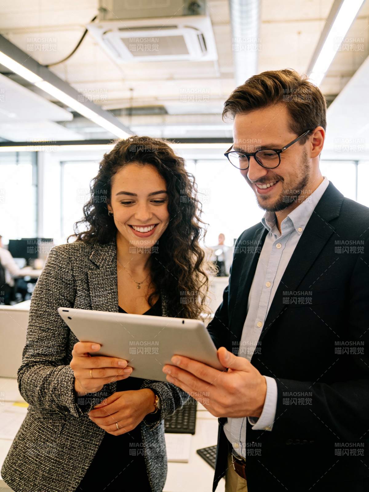 职场协作共赏平板图片